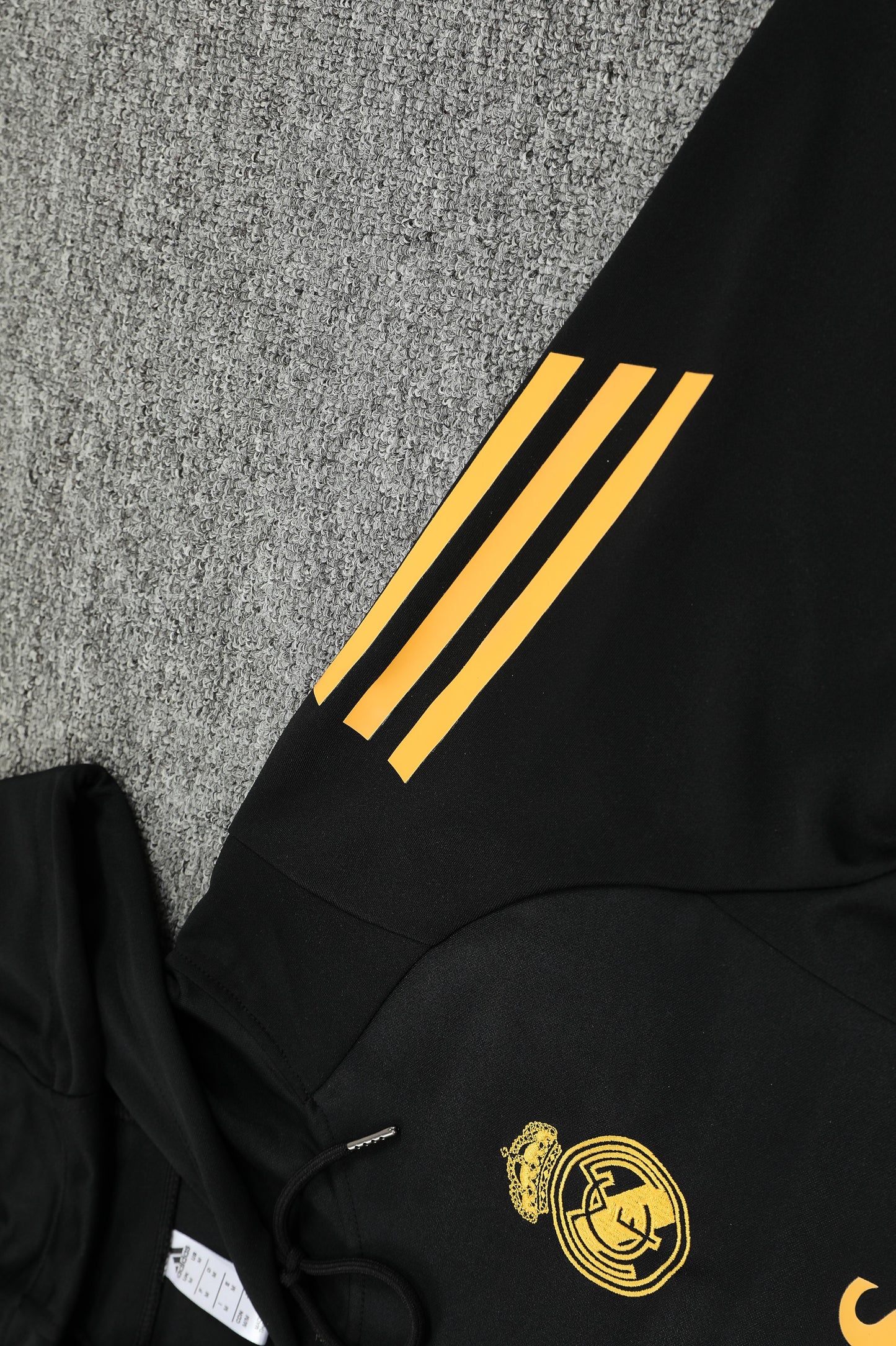 Kit Adulto Real Madrid 24-25 – Moletom de Capuz Preto com Detalhes Dourados + Calça Comprida