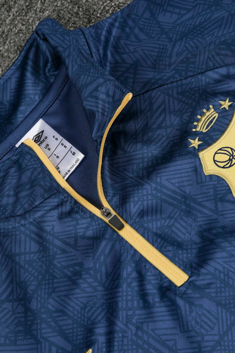Kit Adulto Santos 25-26 – Blusa de Gola Alta e Calça Azul Escuro com Detalhes Dourados